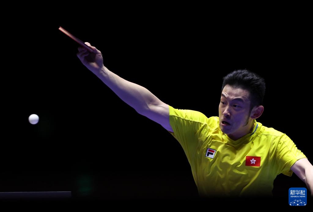 乔治娜晒在卡塔尔海边照片，蓝色紧身连衣裙尽显曼妙身姿（乔治娜晒卡塔尔海边美照，蓝色修身连衣裙彰显优雅曲线）